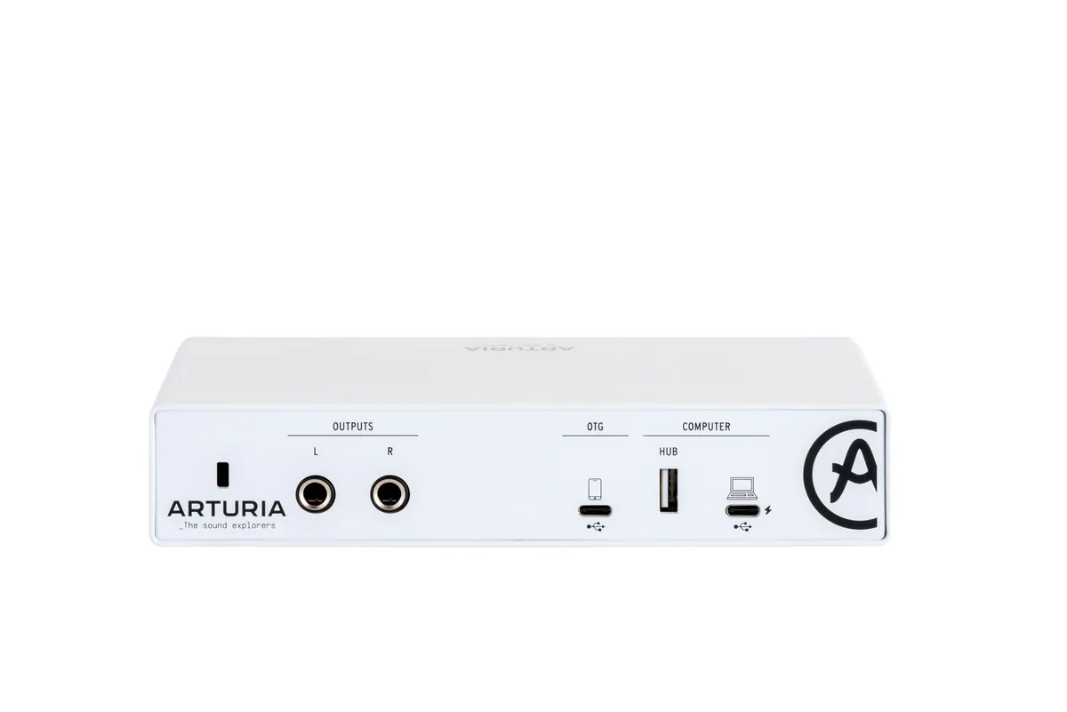 Arturia MiniFuse 2 OTG сзади: выходы, два USB-C и USB-A хаб