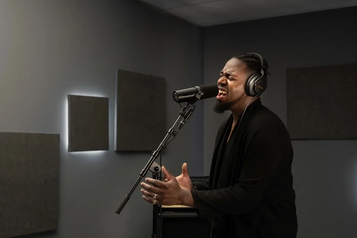 Вокалист поёт в Shure SM7dB