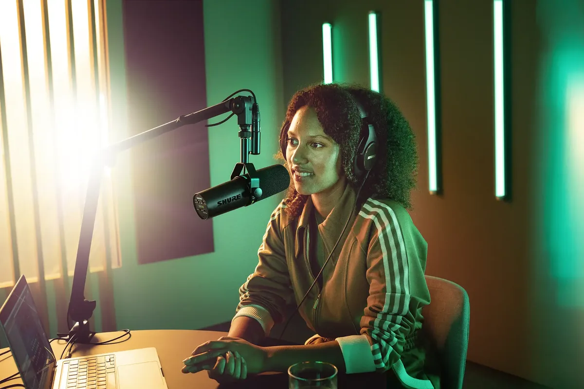Shure SM7dB на стойке в студии стримера